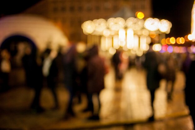 Zdjęcie ludzie spacerują po placu festyn rozmazany obraz rozmazany obraz bokeh ludzi