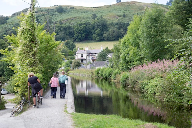 Ludzie spacerujący i jeżdżący na rowerze Shropshire Union Canal, Llangollen, Wielka Brytania