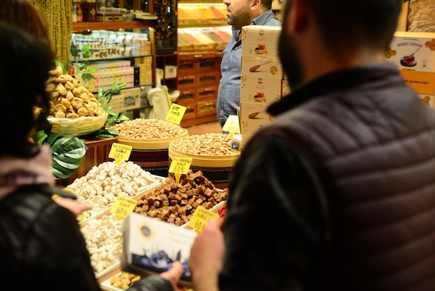 Ludzie spacerujący i robiący zakupy na Bazarze Przypraw (Misir Carsisi) jednym z największych bazarów.