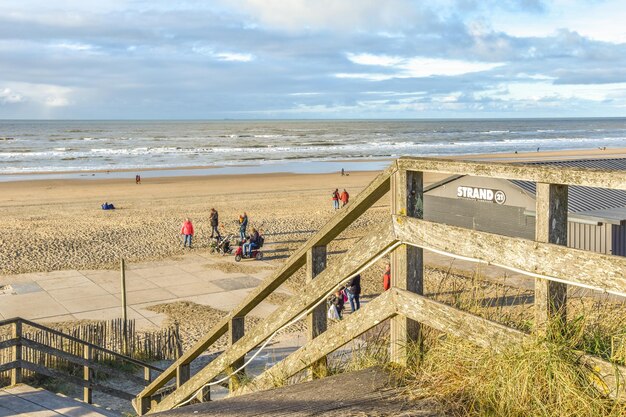 Ludzie spacerujący po plaży w pismo beach