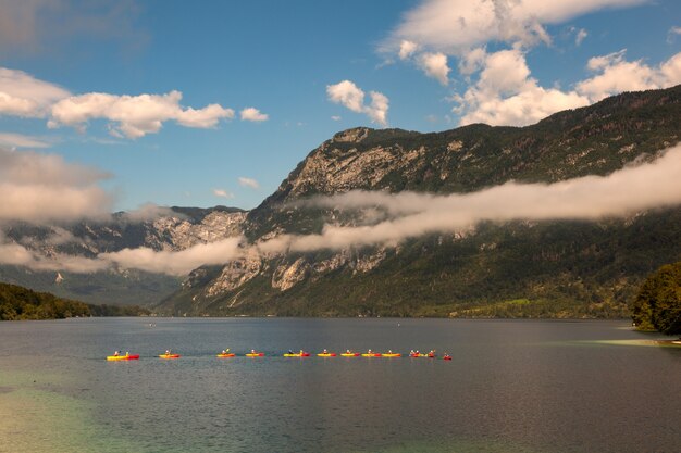 Ludzie spływa kajakiem po jeziorze Bohinj