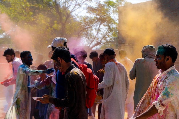 Ludzie świętujący holi na festiwalu