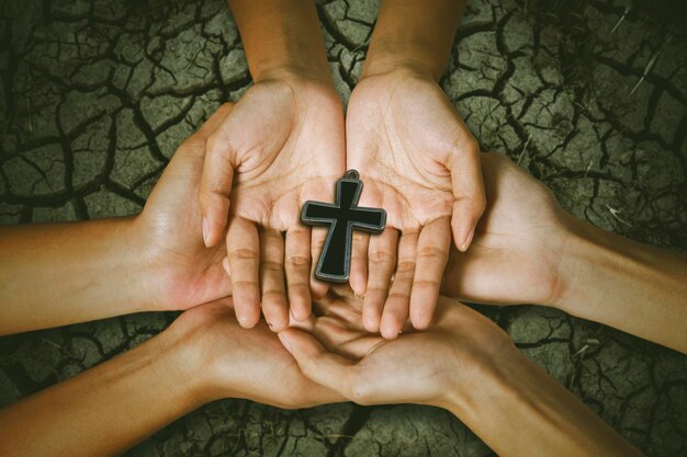 Ludzie trzymają się za ręce symbol krzyża stalowego