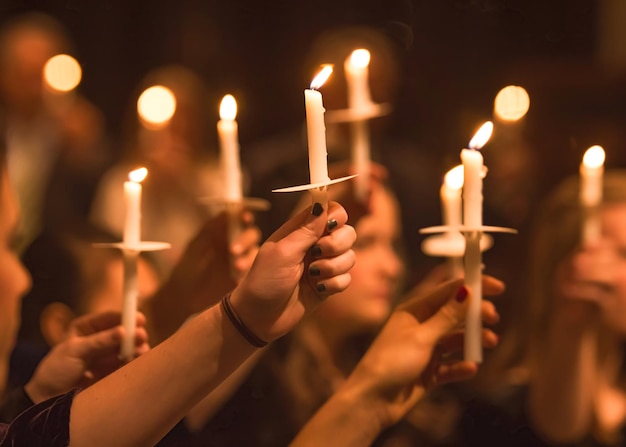 Zdjęcie ludzie trzymający świece w kościele