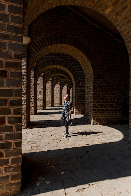 Ludzie turyści szczęśliwi ruiny architektury rzymskiej łuki