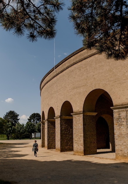 Ludzie turyści szczęśliwi ruiny kolumn architektury rzymskiej