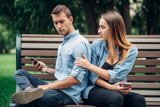 Ludzie uzależnieni od telefonów, mężczyzna ignorujący swoją kobietę