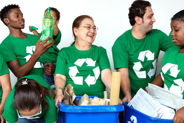 Ludzie W Koszu Sobie Koszule Ikony Recyklingu I Pozowanie Do Sesji Zdjęciowej