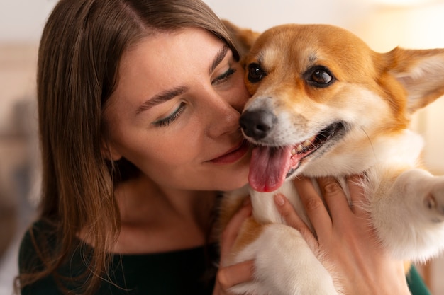 Ludzie w pomieszczeniach uwielbiający swoje psy