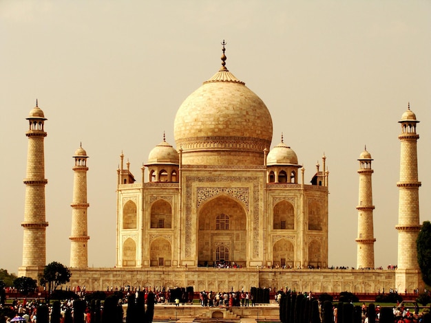 Ludzie w Taj Mahal na tle nieba