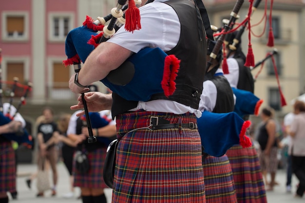 Zdjęcie ludzie w tradycyjnych ubraniach grający na instrumentach muzycznych podczas festiwalu