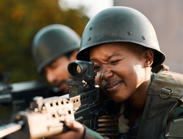 Ludzie wojskowi i broń do szkolenia obrony lub mocy na dachu do strzelania do celu lub ćwiczenia Broń wojskowa i czarna kobieta z mężczyzną żołnierz i karabin snajperski dla celu wojennego lub zespołu ochronnego