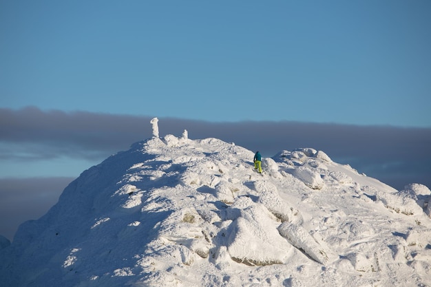 Ludzie wspinający się na szczyt zaśnieżonych gór