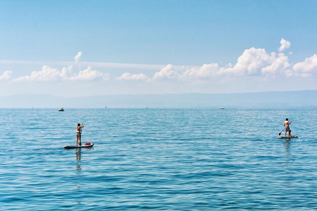 Ludzie Z Deską Surfingową Standup Paddle Nad Jeziorem Genewskim W Montreux, Szwajcarska Riwiera