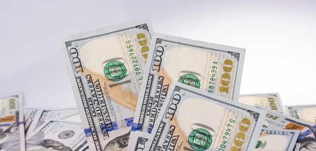 Ludzka ręka trzyma banknoty dolara amerykańskiego na białym tle