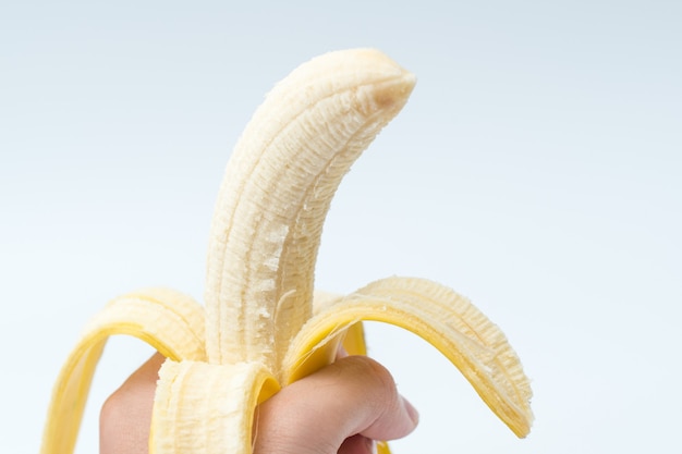 Ludzka ręka trzyma koncepcja odżywiania owoców banana