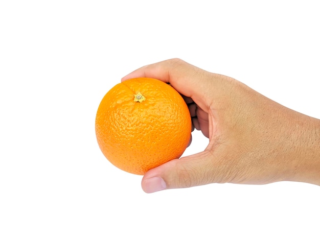 Ludzka ręka trzymająca pomarańczę na białym tle