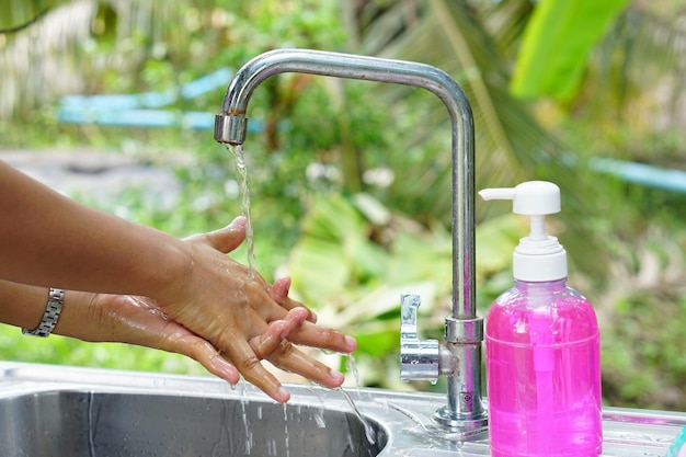 Ludzkie ręce są myte mydłem i żelem alkoholowym, aby zapobiec wirusowi