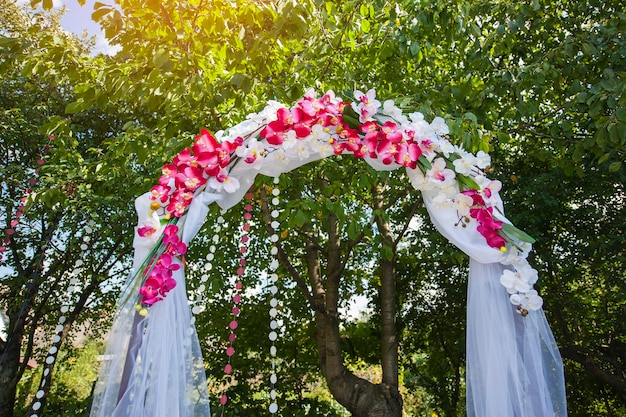 Łuk do ceremonii ślubnej Kompozycja florystyczna w stylu vintage