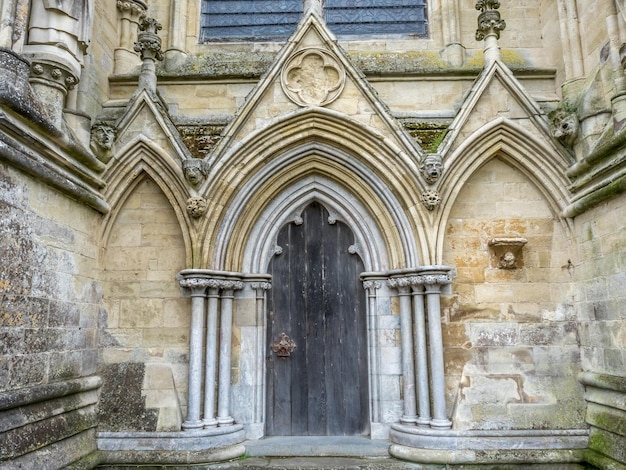 Łuk Drzwiowy Katedry Salisbury Wyróżniający Się Angielską Architekturą Gotycką W Salisbury W Anglii