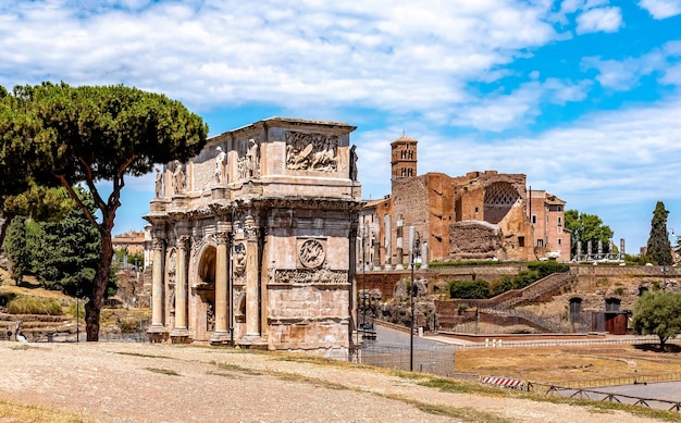 Łuk Konstantyna i Forum Romanum w Rzymie