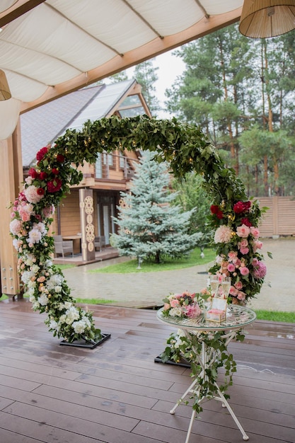 Łuk na talerze i sprzęty z dekoracją na weselnym stole ceremonia ślubna z kwiatami dekor