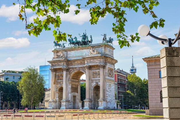 Łuk Pokoju w Mediolanie w słoneczny letni dzień we Włoszech