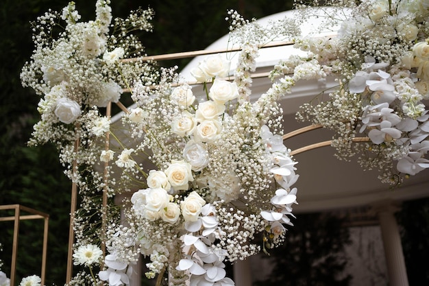 Łuk ślubny z aranżacjami białych kwiatów Wystrój ślubny