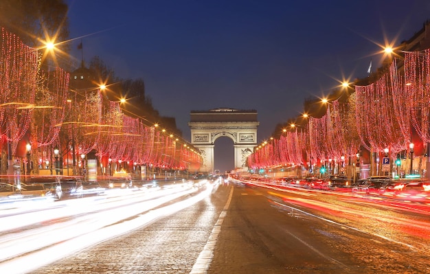 Łuk Triumfalny i aleja Champs Elysees oświetlona na Boże Narodzenie 2018 Paryż