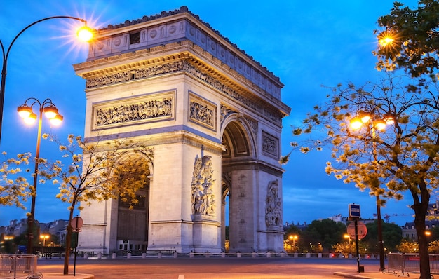 Łuk Triumfalny nocą Paryż Francja