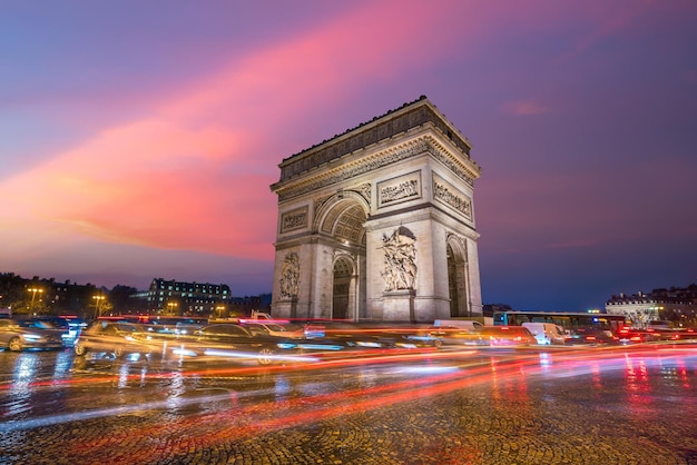 Łuk Triumfalny w Paryżu Francja o zmierzchu