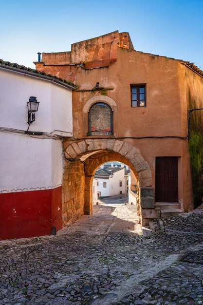 Łuk wejściowy do dzielnicy żydowskiej średniowiecznego miasta Cáceres w Extremadura