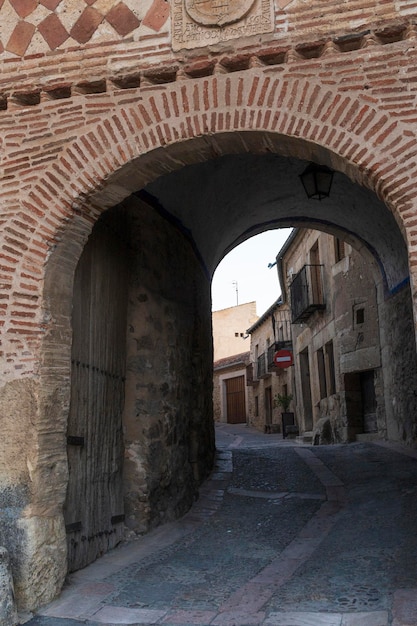 Łuk wejściowy do miasta Pedraza w Segowii, Castilla y Len, Hiszpania. Pedraza, średniowieczne mury