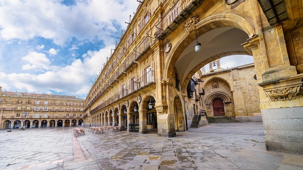 Łuk wejściowy na Plaza Mayor w Salamance ze średniowieczną architekturą