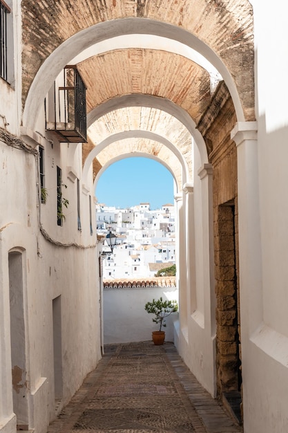 Łuki i białe domy w historycznym centrum Vejer de la Frontera Cadiz Andalusia