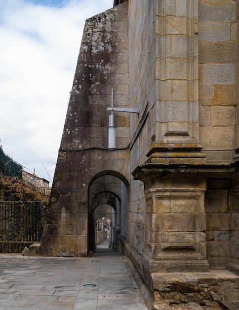 Łuki i przejście uliczne poniżej przez kolumny starego miasta Pontevedra