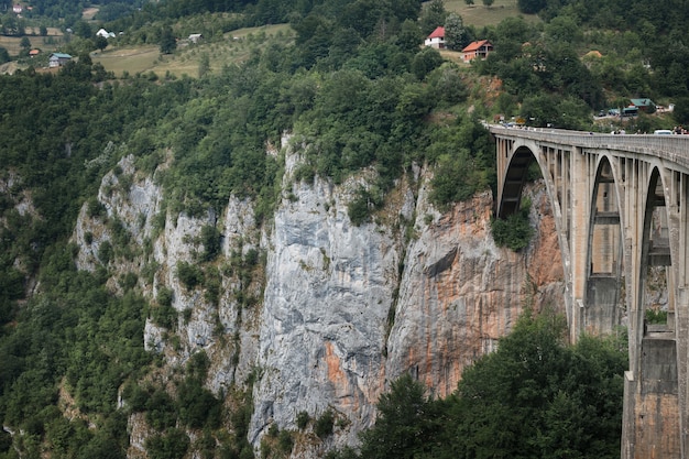 Łukowy betonowy most nad kanionem rzeki river