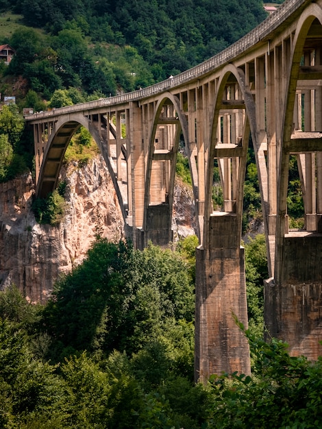 Łukowy most samochodowy nad rzeką w najgłębszy kanion