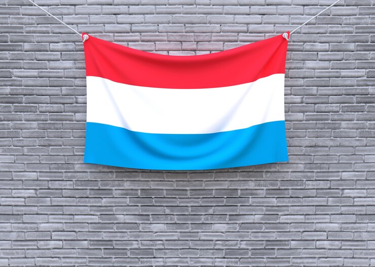 Zdjęcie luksemburg flaga obwieszenie na ściana z cegieł