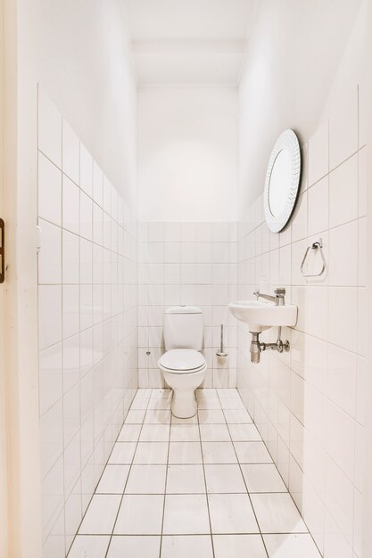 Luksusowa aranżacja łazienki z marmurowymi ścianami