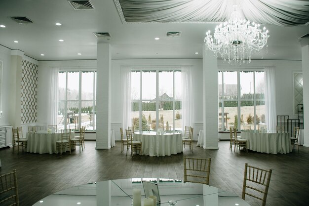 Luksusowa biała zastawa stołowa i piękna nakrycie stołu elegancka restauracja na dzień ślubu
