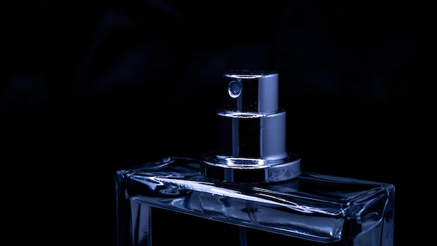 luksusowa butelka perfum na czarnym tle