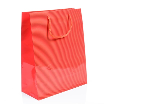 Luksusowa czerwona torba na zakupy w zbliżeniu i na białym tle na białym tle z miejsca na kopię przykładowego tekstu