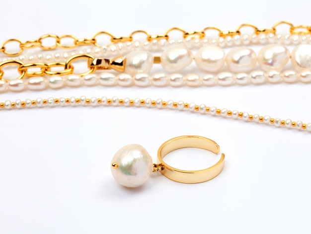 Luksusowa elegancka barokowa perła złoty wisiorek z naszyjnikami na białym tle Zbliżenie strzał