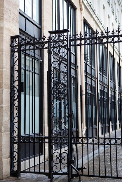 Luksusowa fasada i brama we francuskiej rezydencji