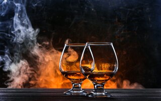Luksusowa i droga francuska brandy w szklance