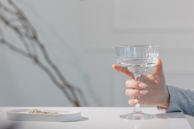 Luksusowa manicure ręka z szklanką wody elegancki letni wellness i zdrowy styl życia koncepcja