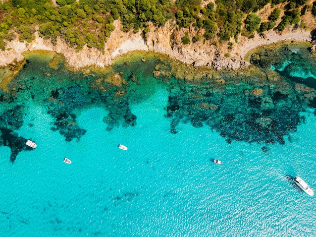 Luksusowa plaża z idealnie czystą wodą na wyspie Sardynia we Włoszech Miejsce turystyczne w E