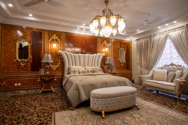 Luksusowa sypialnia biała z łóżkiem