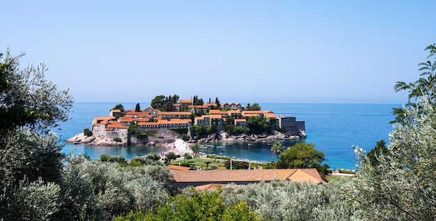 Luksusowa wyspa sveti stefan w czarnogórze z widokiem na morze adriatyckie i góry